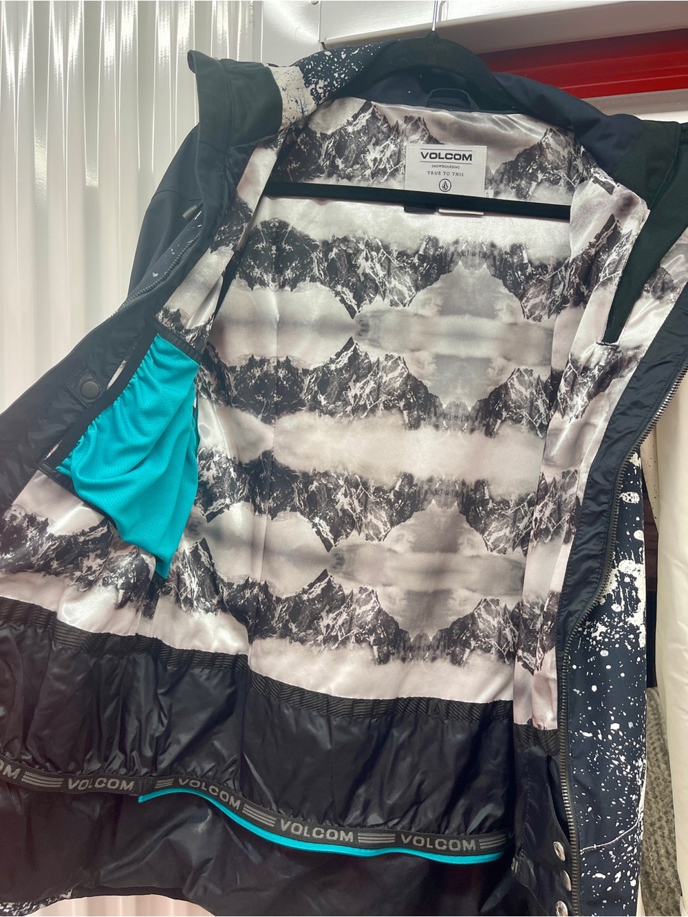 Limited Edition Volcom Ski Jacket - Picture 4 of 4
